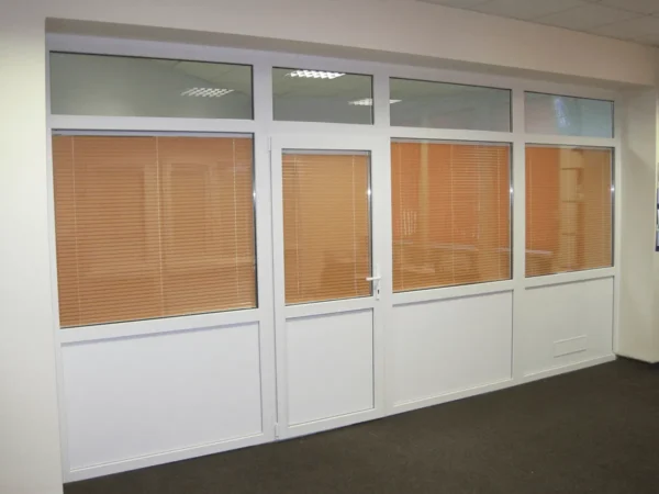 Перегородки пластиковые офисные стационарные